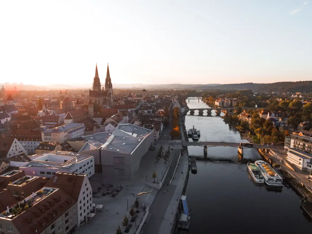 Luftbild von Regensburg mit Dom und Donau im Abendlicht